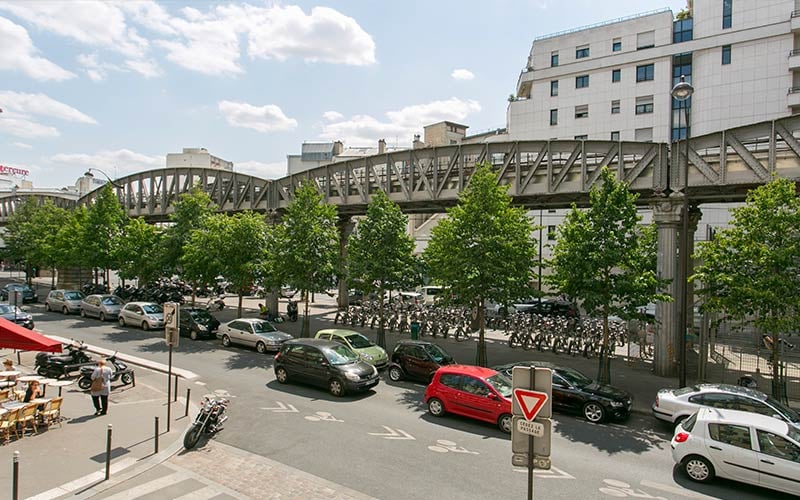 Vue du métro aérien parisien dans le 15e