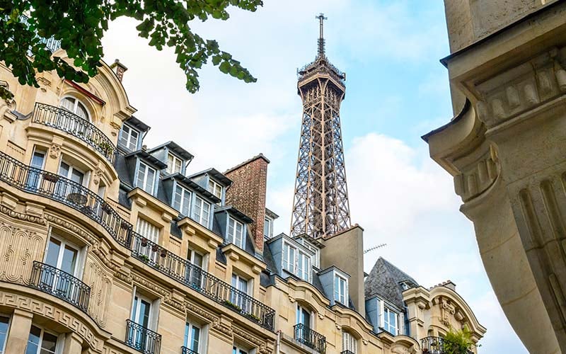 Façades avec la Tour Eiffel en arrière plan