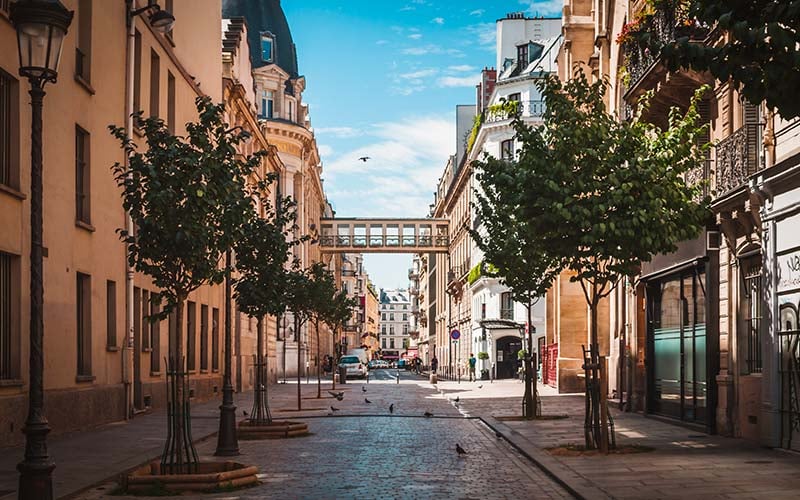 Rue étroite menant à la passerelle des Galeries Lafayette