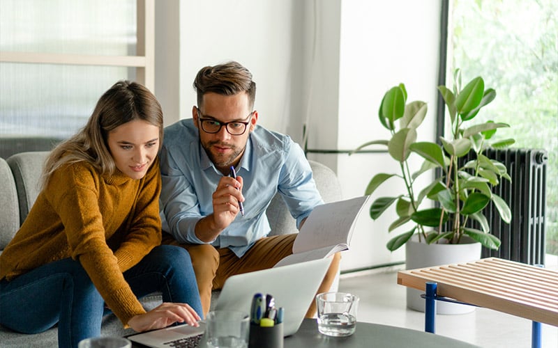 Lors d’une mission avec un chasseur immobilier, est-il possible de rechercher un bien immobilier par soi-même ?