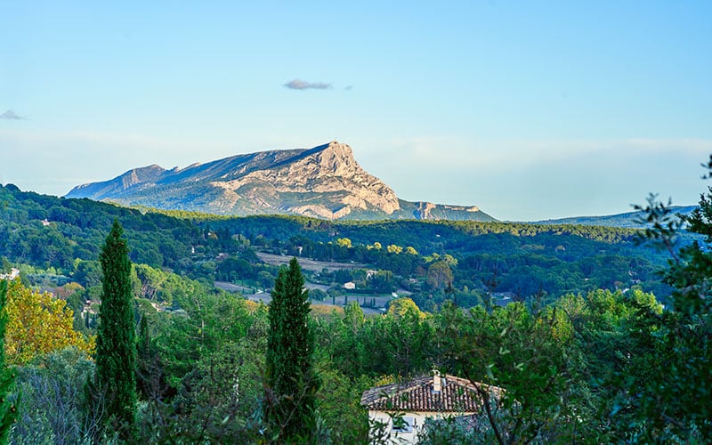 Vue panoramique sur la montagne Sainte Victoire à Aix-en-Provence