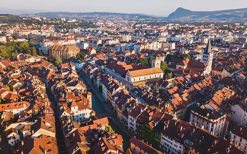 Vue panoramique sur la ville et la rivière Thiou