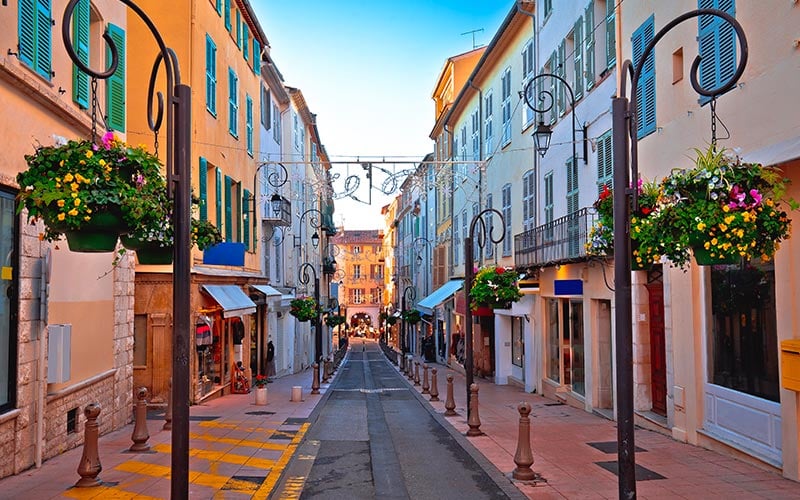 Rue commerçante à Antibes