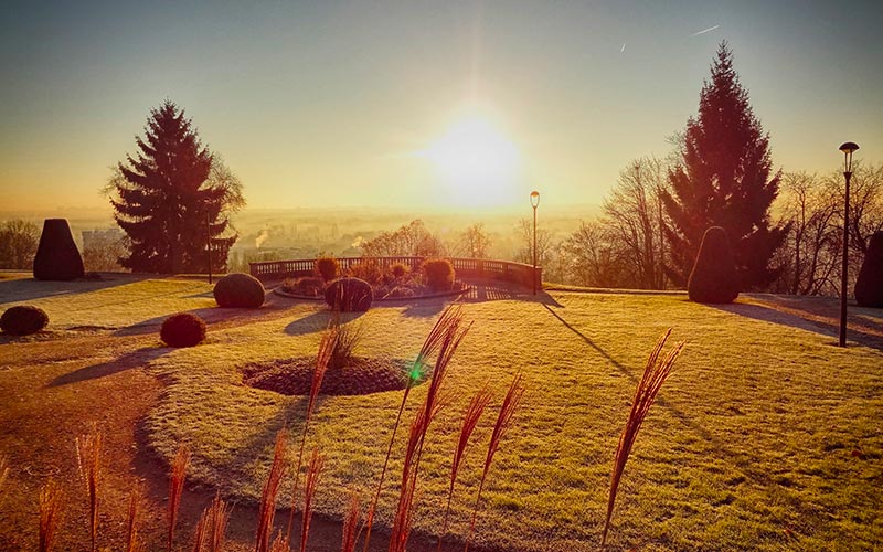 Lever de soleil hivernal sur l'esplanade des droits de l'Homme à Athis-Mons