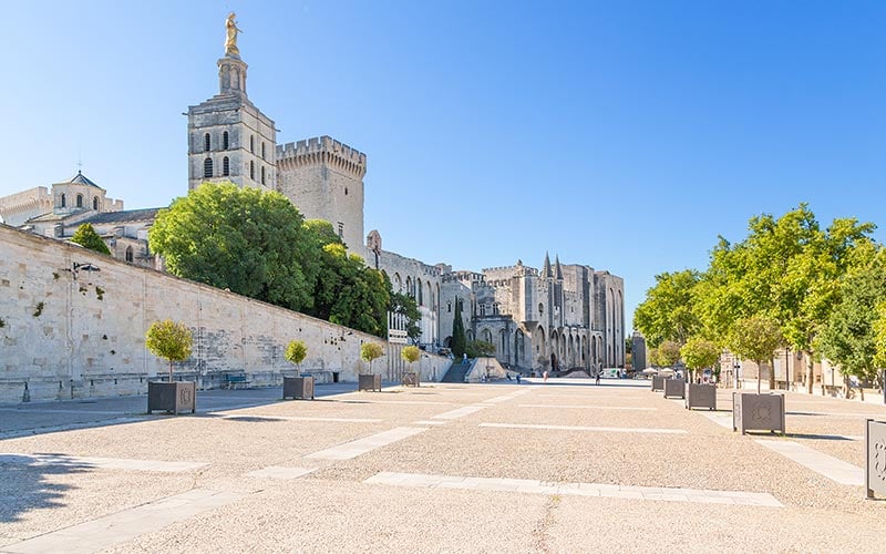 La place du Palais à Avignon en été