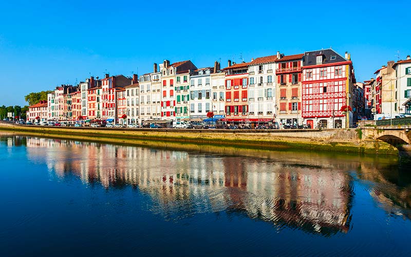 Maisons sur les berges de la Nive