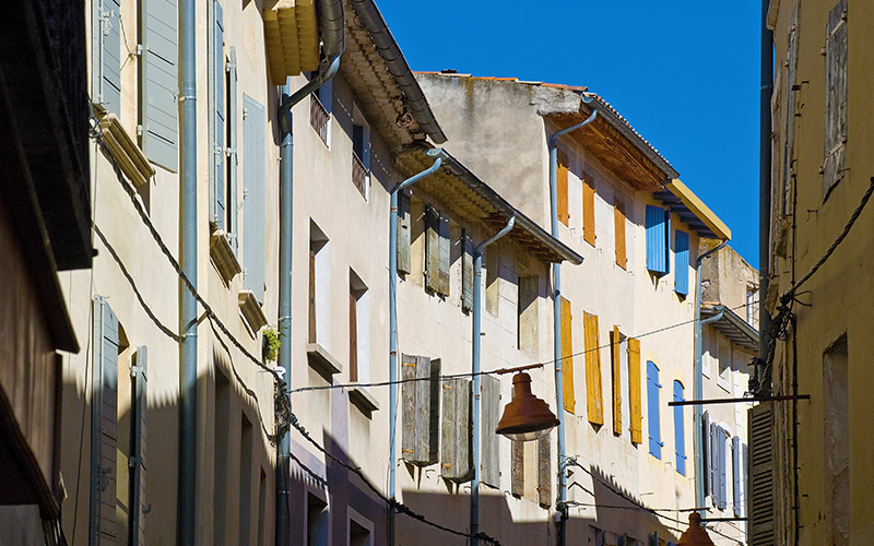 Façades de maisons dans le centre de Carpentras