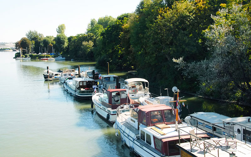 Péniches amarrés en bords de Marne à Créteil