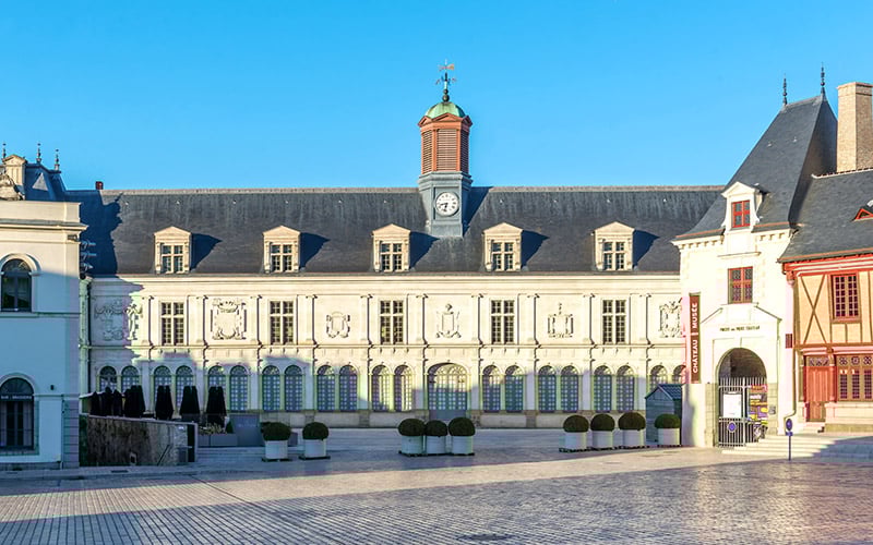 La place de la Trémoille, avec le Château-Neuf à Laval