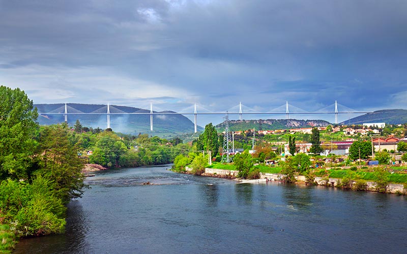 Le Tarn avec le viaduc de Millau