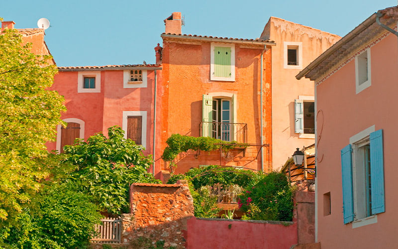 Maisons colorées dans la vielle ville d'Orange