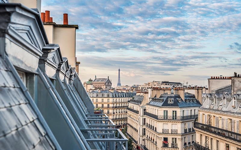 Vue sur la Tour Eiffel depuis les toits de Paris