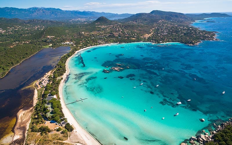 Vue aérienne de la plage de Santa Giulia près de Porto-Vecchio