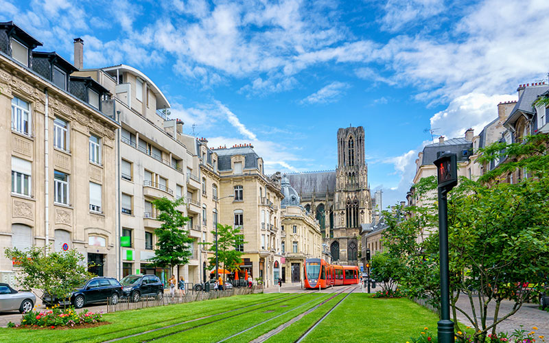 Le tram dans les rues de Reims