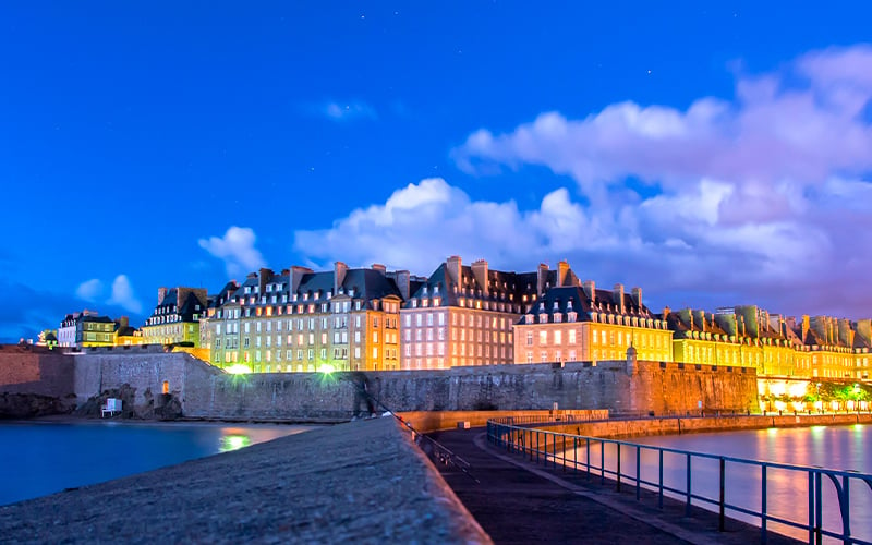 La citée de Saint-Malo de nuit