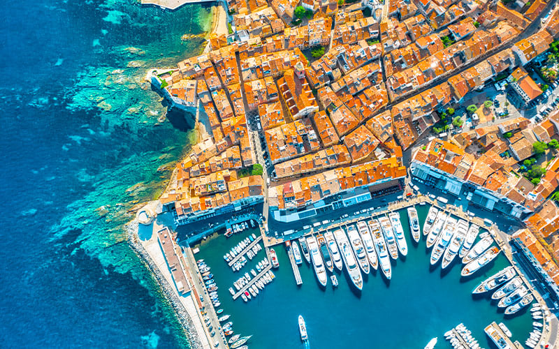 Vue aérienne du port de Saint-Tropez