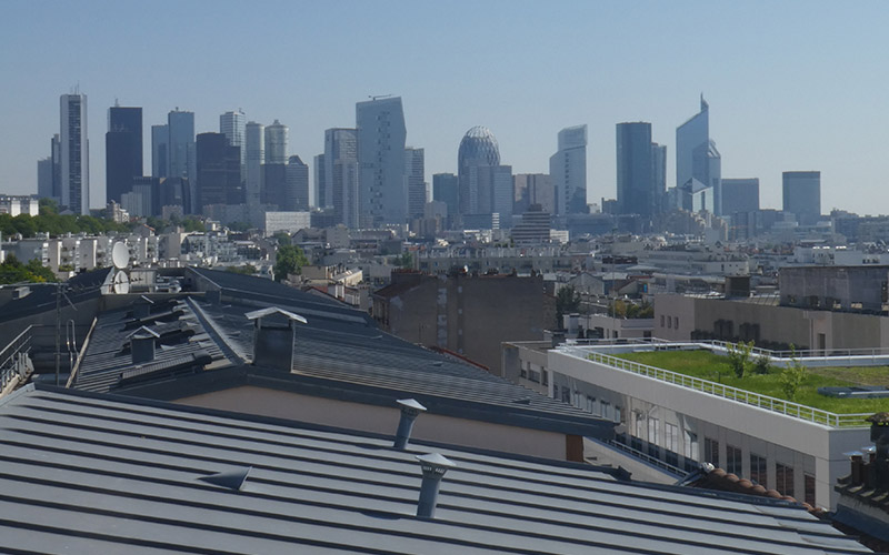 Quartier de La Défense vu des toits en zinc