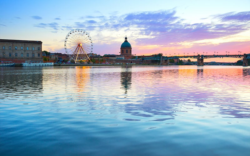 Coucher de soleil sur la Garonne avec vue sur le dôme de la Grave, à Toulouse