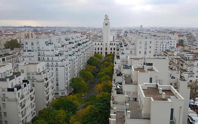 Avenue Henri Barbusse et le beffroi de Villeurbanne