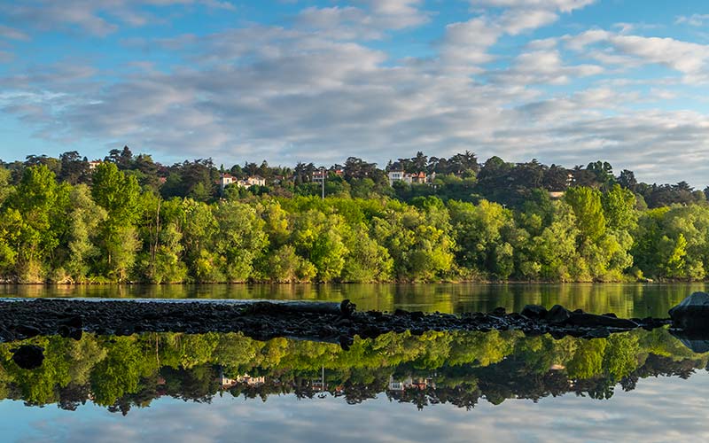 Reflets sur le Rhône depuis le parc de la Feyssine