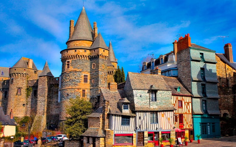 Vieilles maisons et château à Vitré, Bretagne