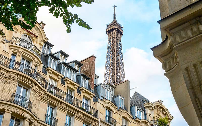Façades avec la Tour Eiffel en arrière plan