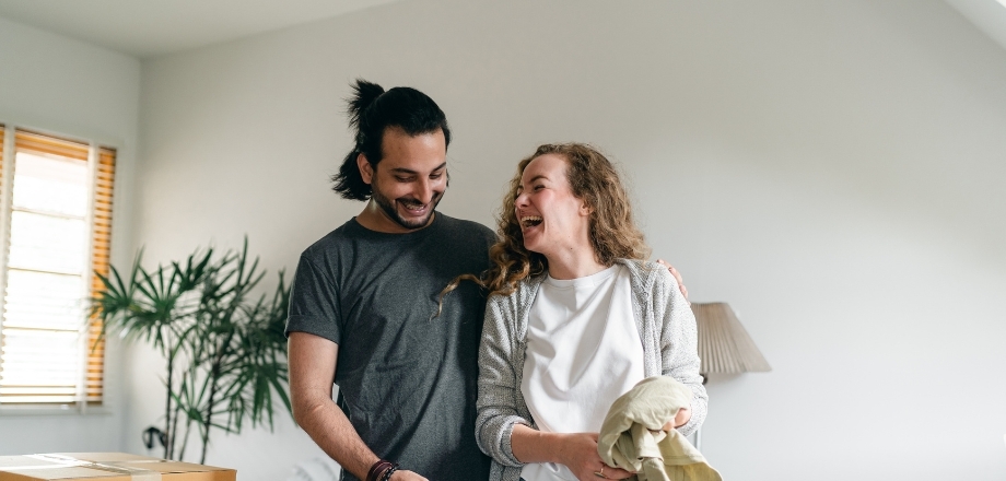 Jeune couple, primo-accédants d'un appartement