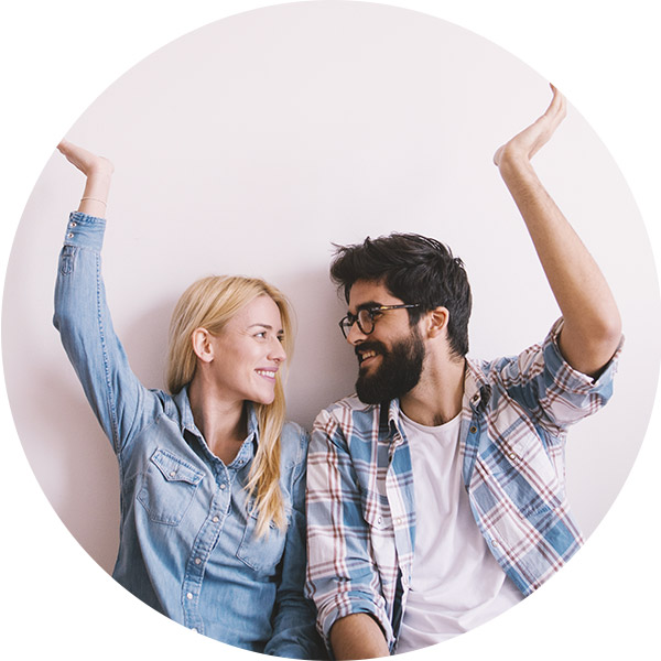 couple heureux de faire des économies