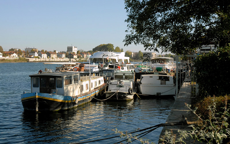 Péniches amarrés sur les bords de Marne (port de Choisy)