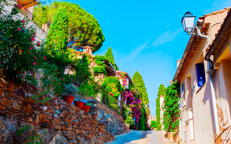 Allée dans le village de Grimaud