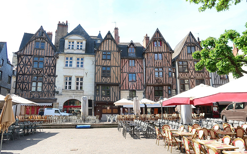 Vieilles maisons à colombages et terrasses de restaurants sur la place Plumereau
