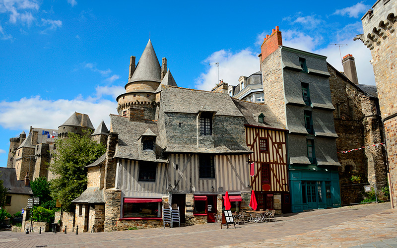 Château et maisons anciennes sur la place Saint-Yves à Vitré