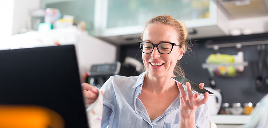 Propriétaire immobilier au téléphone